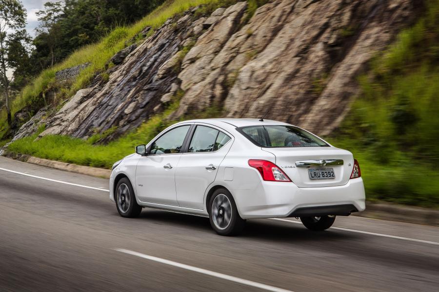 Nissan Versa Unique 2015 года  (BR) (фото 5 из 9)
